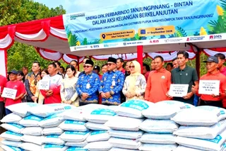 Wujudkan CSR, 10 BPR dan Pemko Tanjungpinang Kolaborasi Salurkan Pupuk ke Petani